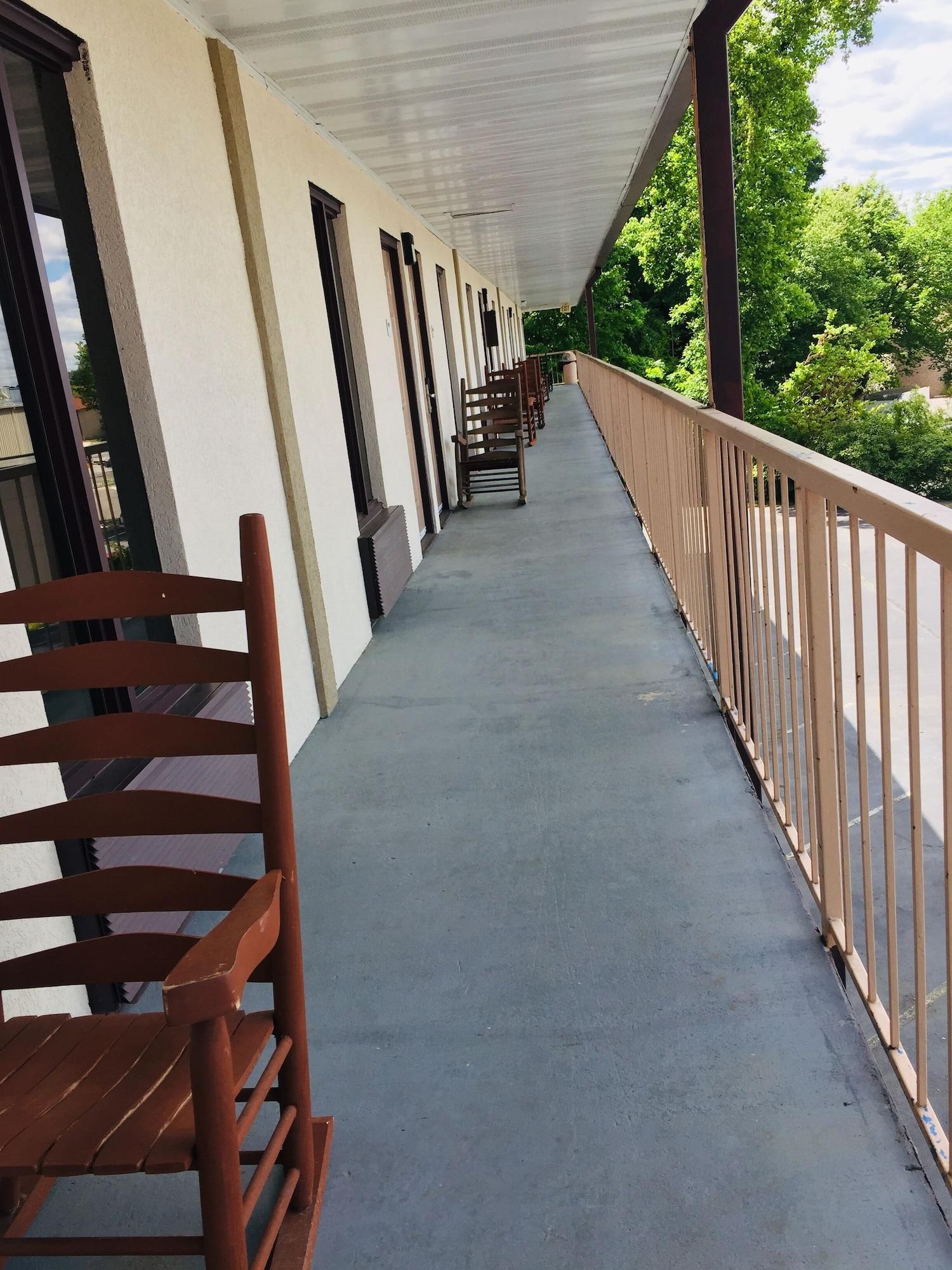 Bear Mount Inn & Suites Pigeon Forge Exterior photo