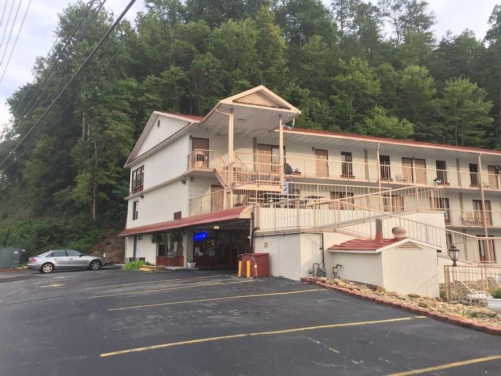 Bear Mount Inn & Suites Pigeon Forge Exterior photo